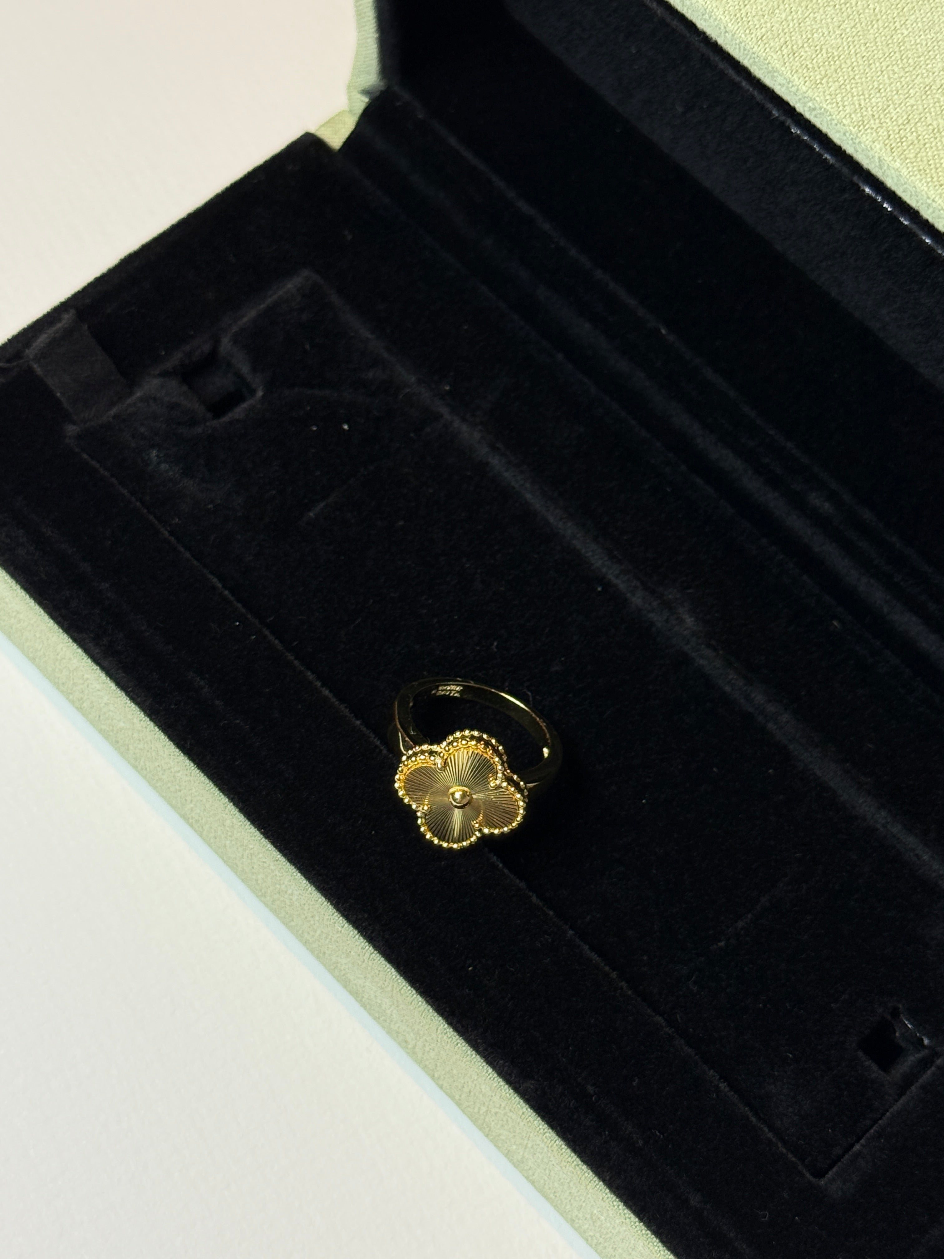 Premium
 Clover Ring - Premium Quality
